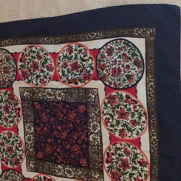 Floral square scarve - Picture 3 of 9